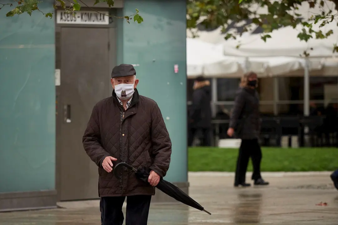 Transe&uacute;ntes pasean por una calle de Pamplona protegidos con mascarilla debido a la crisis sanitaria del Covid-19, en Pamplona, Navarra, (Espa&ntilde;a), a 11 de octubre de 2020.