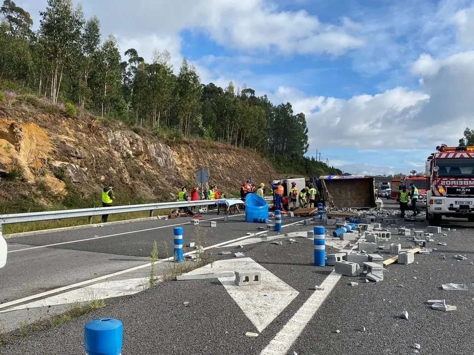 Accidente en A Pobra do Carami&ntilde;al de un cami&oacute;n que transportaba bloques de cemento.