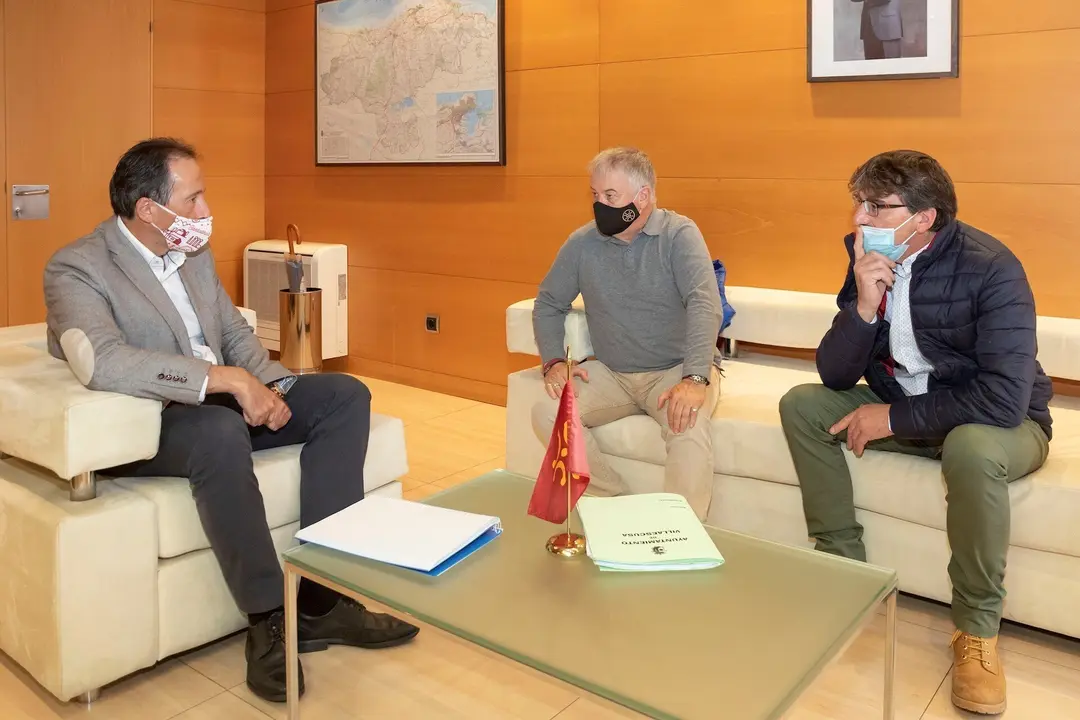 El consejero de Obras P&uacute;blicas, Ordenaci&oacute;n del Territorio y Urbanismo, Jos&eacute; Luis Gochicoa, recibe al alcalde de Villaescusa, Constantino Fern&aacute;ndez