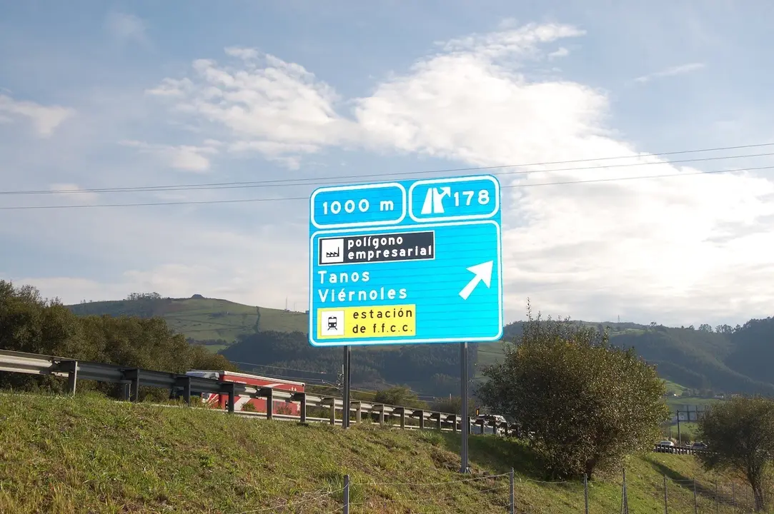 Entrada al pol&iacute;gono industrial de Tanos-Vi&eacute;rnoles  