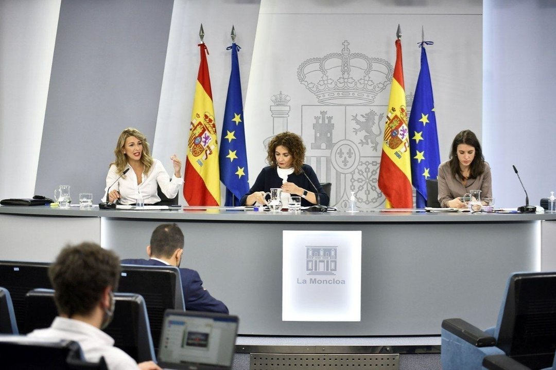 El Consejo de Ministros ha aprobado este martes dos leyes que buscan reducir la brecha salarial de género en las empresas españolas presentada por la ministra de Trabajo y Economía Social, Yolanda Díaz, y la ministra de Igualdad, Irene Montero