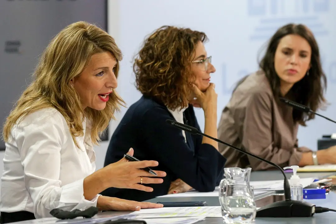 De izquierda a derecha, la ministra de Trabajo, Yolanda D&iacute;az; la ministra portavoz y de Hacienda, Mar&iacute;a Jes&uacute;s Montero; y la ministra de Igualdad, Irene Montero, en rueda de prensa tras el Consejo de Ministros de este martes