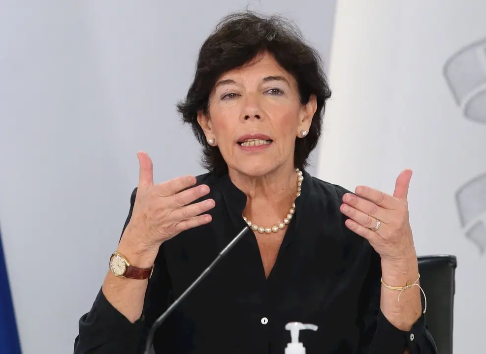 La ministra de Educaci&oacute;n y Formaci&oacute;n Profesional, Isabel Cela&aacute;, interviene en una rueda de prensa.