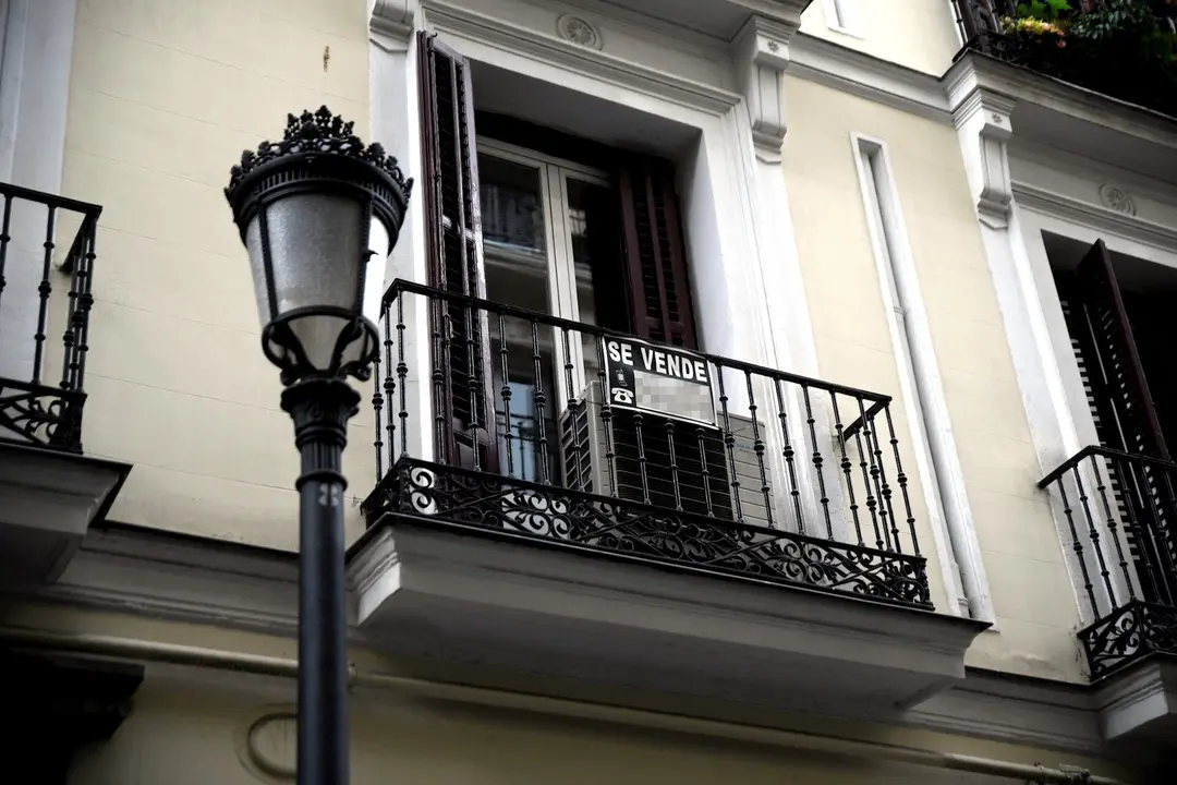 Cartel en un inmueble indicando que est&aacute; a la venta en una ciudad de Espa&ntilde;a.