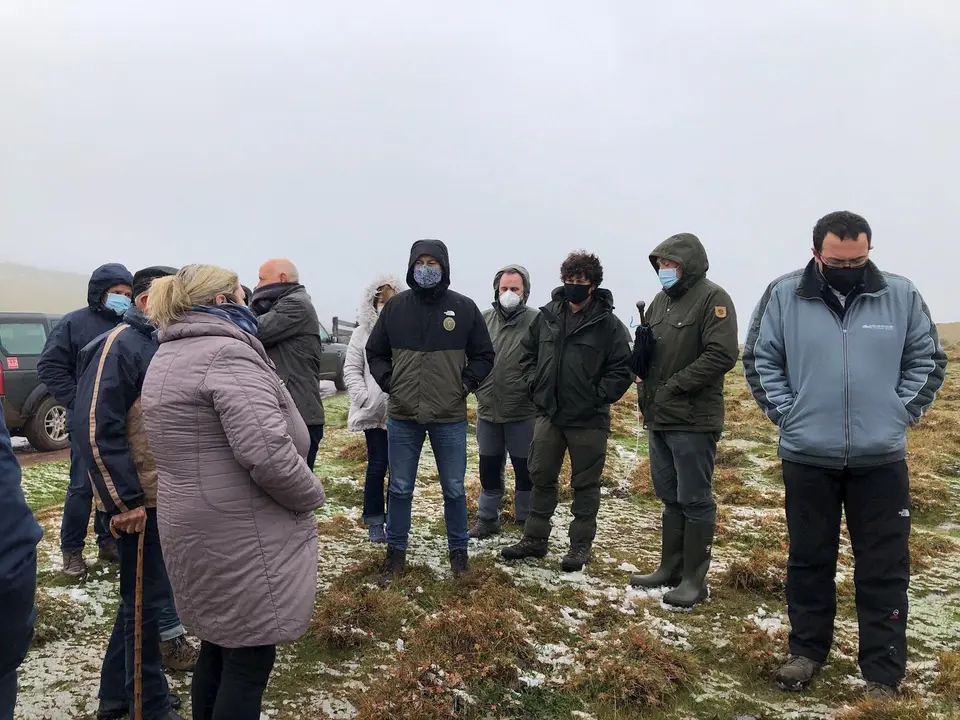 El consejero Guillermo Blanco con los alcaldes de la mancomunidad Campoo-Cabu&eacute;rniga en el puerto de Sejos