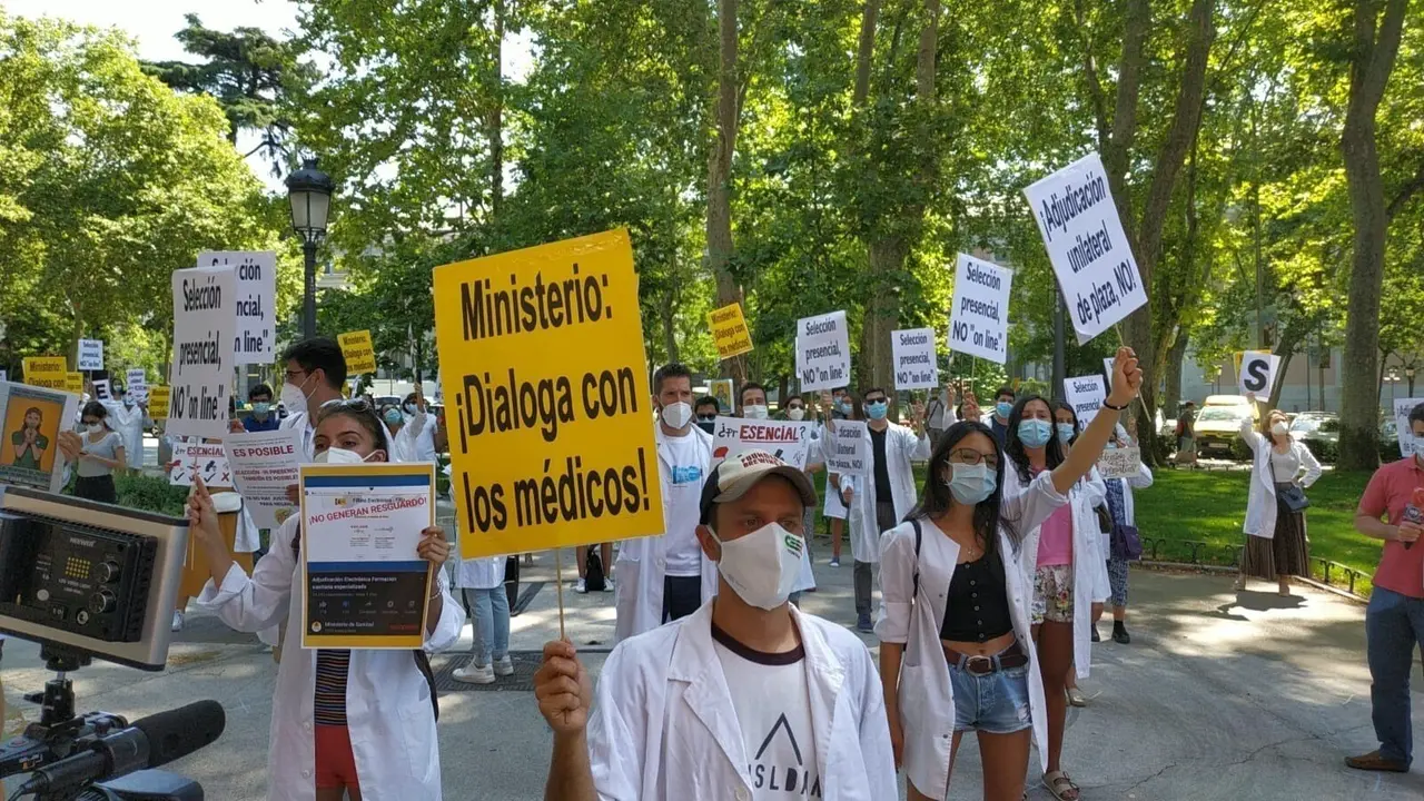 Los sindicatos de m&eacute;dicos protestan frente al Ministerio de Sanidad por la elecci&oacute;n telem&aacute;tica del MIR