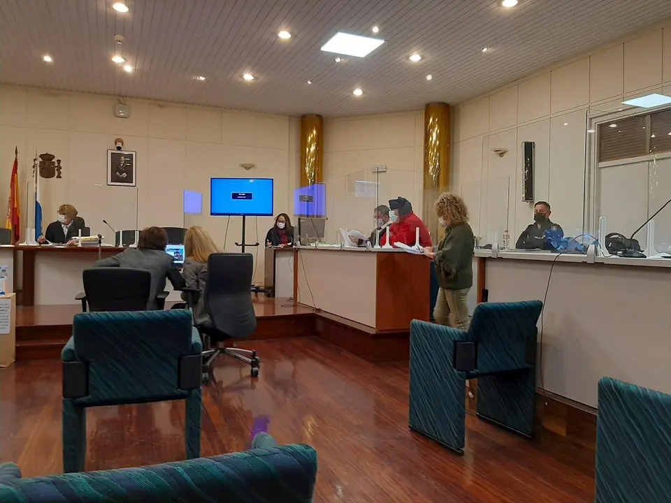 Forenses durante la pericial por la muerte de un anciano en un garaje de Santander