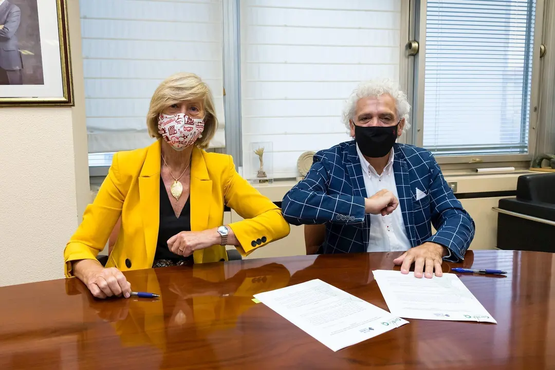 La consejera de Educaci&oacute;n, FP y Turismo, Marina Lomb&oacute;, con el presidente de la Asociaci&oacute;n de Hosteler&iacute;a de Cantabria, &Aacute;ngel Cuevas