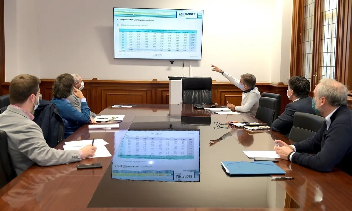 C&eacute;sar D&iacute;az con el grupo de trabajo del Plan de Movilidad Sostenible