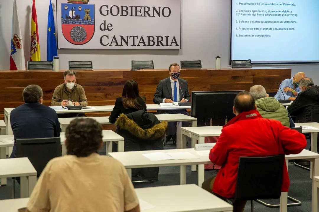 El consejero de Medio Ambiente,Guillermo Blanco, en la reuni&oacute;n del Patronato Collados del As&oacute;n