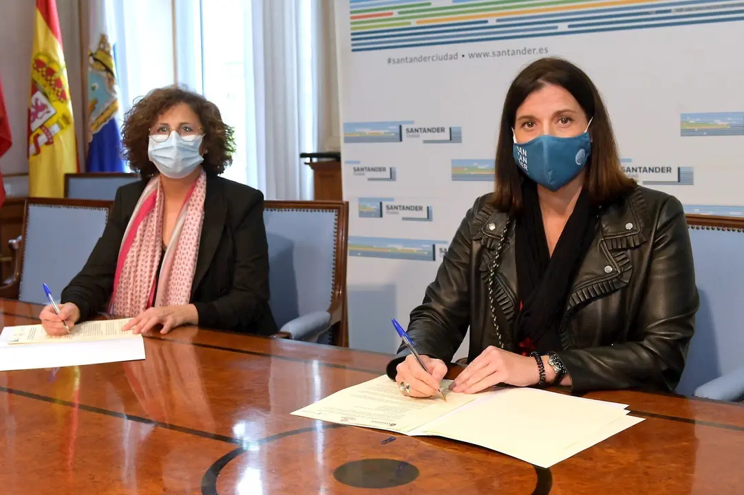La alcaldesa de Santander, Gema Igual, y la presidenta de C&aacute;ritas, Sonsoles L&oacute;pez