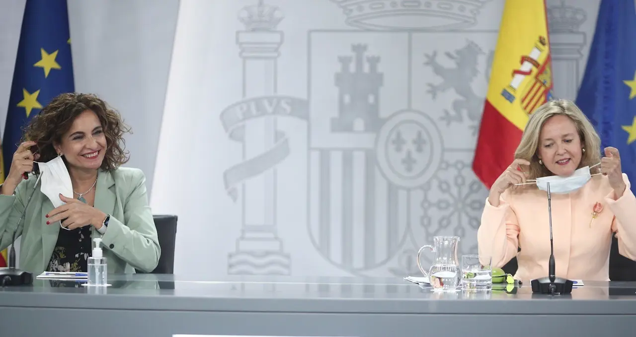 La ministra portavoz y de Hacienda, Mar&iacute;a Jes&uacute;s Montero (i), y la vicepresidenta y ministra de Asuntos Econ&oacute;micos y para la Digitalizaci&oacute;n, Nadia Calvi&ntilde;o.
