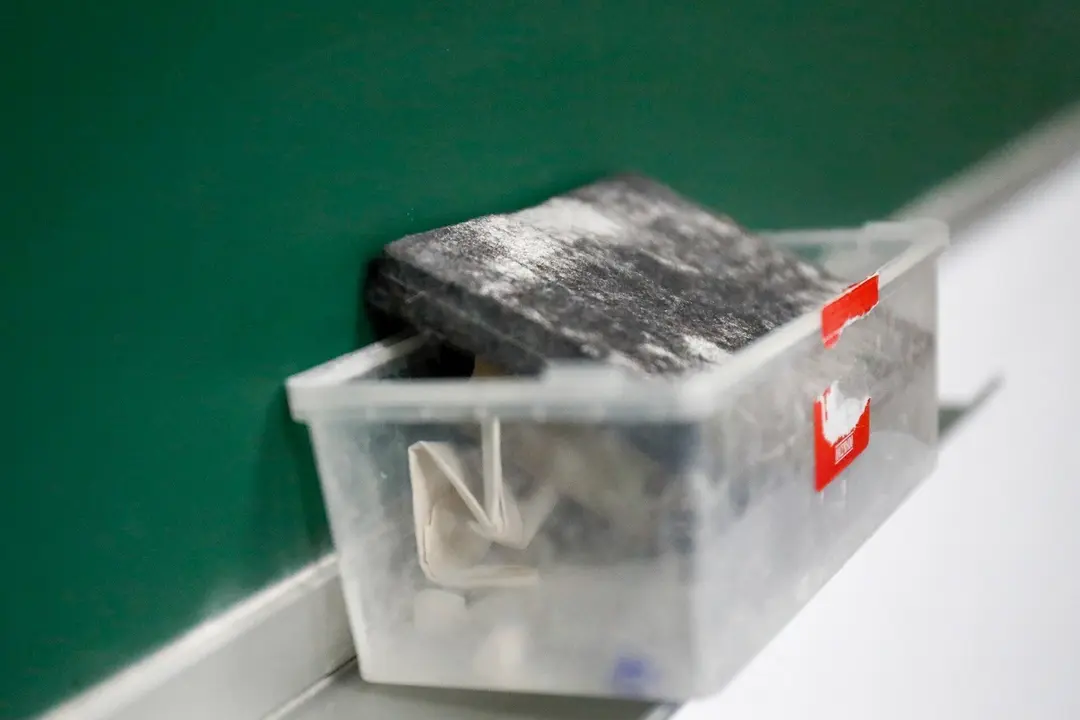 Borrador de pizarra en el interior de un aula del Colegio Nobelis de Valdemoro, que debido a la pandemia del coronavirus tendr&aacute; que acondicionar sus aulas con medidas de distanciamiento e higiene para el nuevo curso escolar 2019-2020. En Valdemoro, Madrid