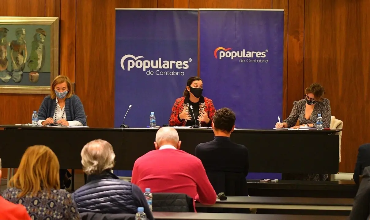 Comit&eacute; Ejecutivo del PP de Cantabria presidido por la l&iacute;der del partido en la comunidad, Mar&iacute;a Jos&eacute; S&aacute;enz de Buruaga (centro)