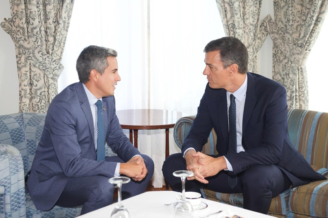 El presidente del Gobierno de España, Pedro Sánchez (derecha), con el vicepresidente de Cantabria y líder autonómico del PSOE, Pablo Zuloaga (izda)