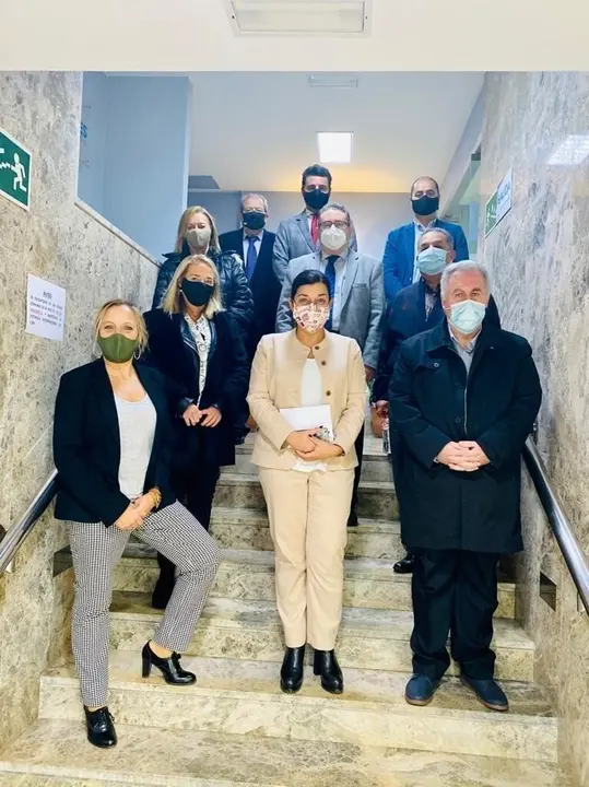 La presidenta del PP de Cantabria, Mar&iacute;a Jos&eacute; S&aacute;enz de Buruaga (centro) y la diputada Isabel Urrutia (izda) con representantes de CERMI, el Banco de Alimentos Infantiles, Nuevo Futuro y la Plataforma Roman&eacute;s.