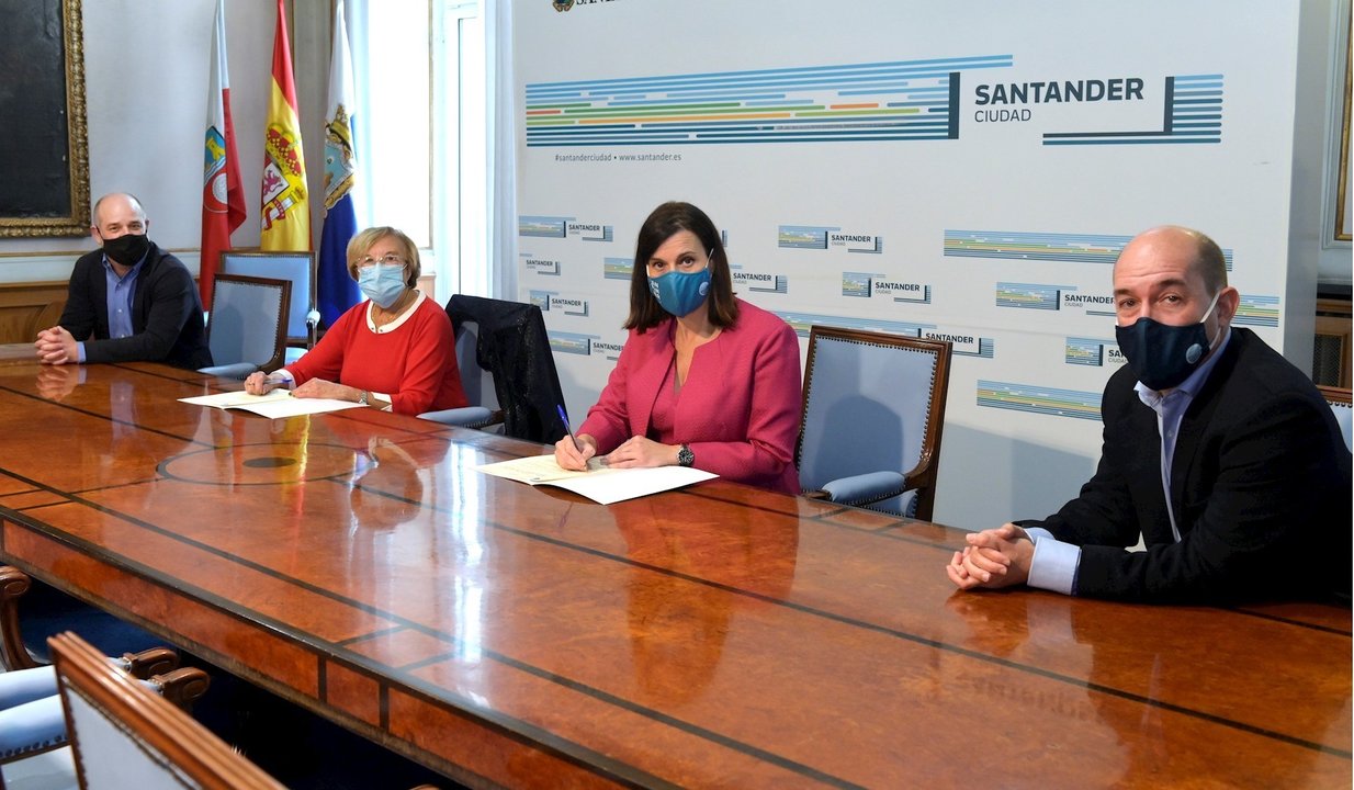 Firma del convenio Ayuntamiento de Santander-AMPROS