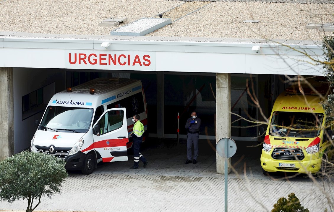 Ambulancias y personal sanitario en el Hospital Marqués de Valdecilla. Archivo