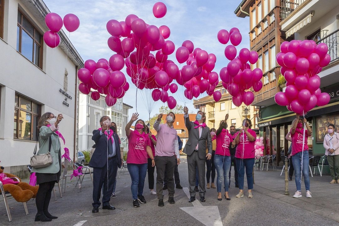 Suelta de globos para visibilizar el cáncer de mama