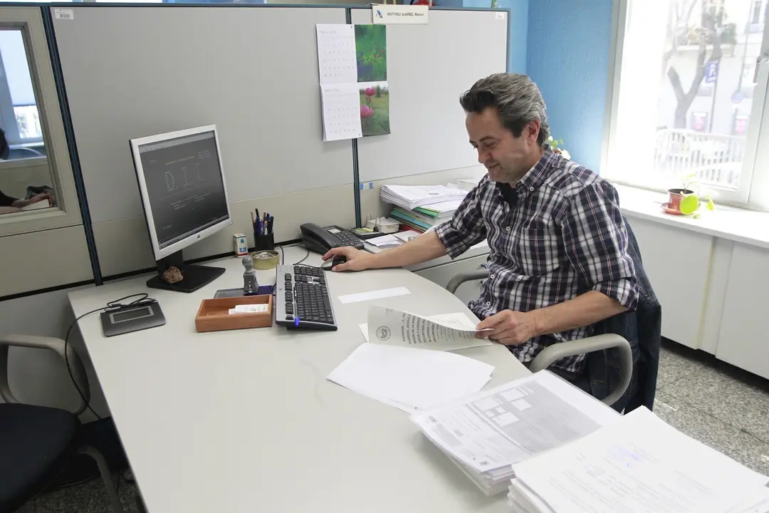 Un empleado en una oficina.