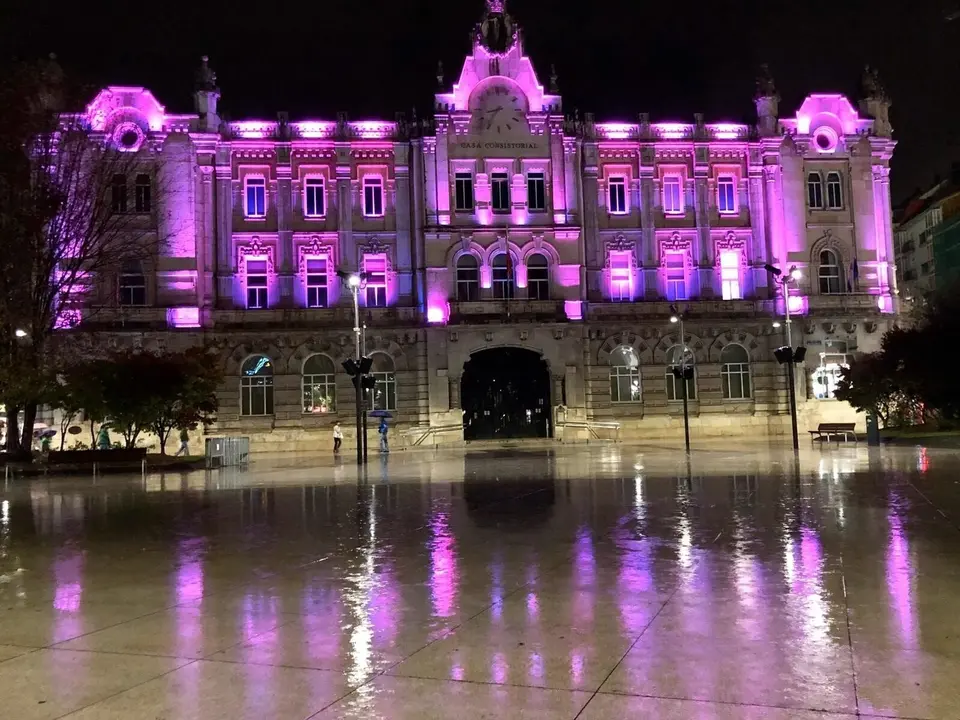 La  fachada del Ayuntamiento de Santander iluminada de rosa