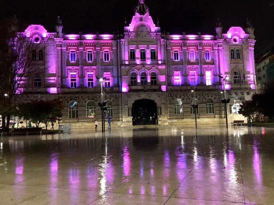 La  fachada del Ayuntamiento de Santander iluminada de rosa