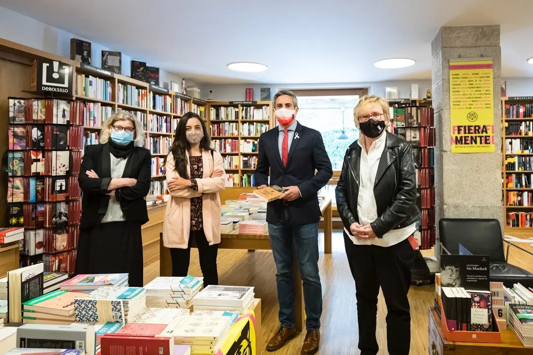 El vicepresidente, Pablo Zuloaga, en la Librer&iacute;a Gil informado sobre Bono Cooltura