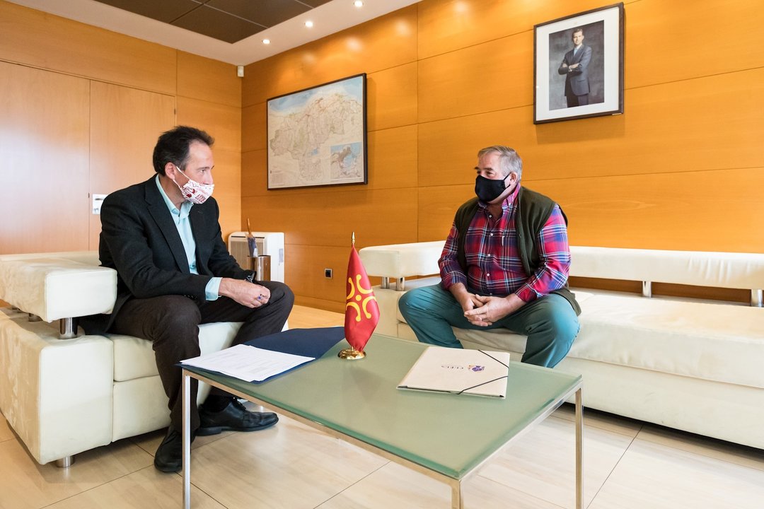 El consejero de Obras Públicas, Ordenación del Territorio y Urbanismo, José Luis Gochicoa, se reúne con el alcalde de Luena, José Ángel Ruiz