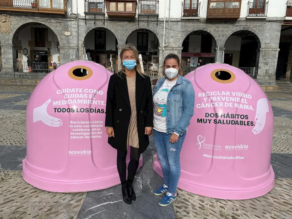 Contenedores de la campa&ntilde;a 'Recicla por ellas'