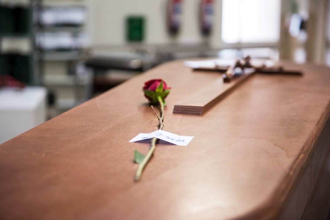 Detalle de la rosa, que los Servicios Funerarios de Madrid colocan sobre cada féretro, en la sala previa a la incineración en el Crematorio de la Almudena durante la pandemia de coronavirus en Madrid, España, a 13 de abril de 2020.