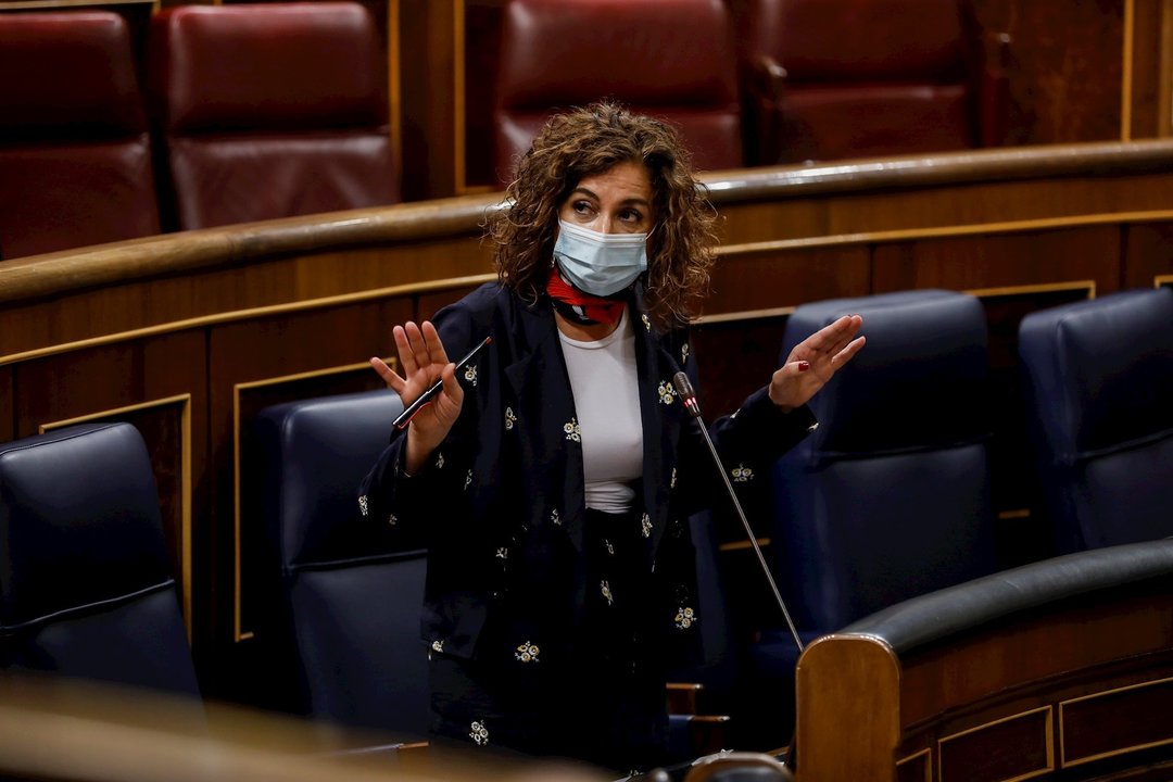 La ministra portavoz y de Hacienda, María Jesús Montero, interviene durante una sesión de control al Gobierno en el Congreso