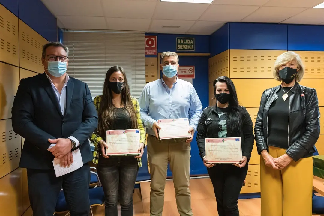 La consejera de Educaci&oacute;n, Formaci&oacute;n Profesional y Turismo, Marina Lomb&oacute;, entrega los premios del concurso de emprendimiento de FP