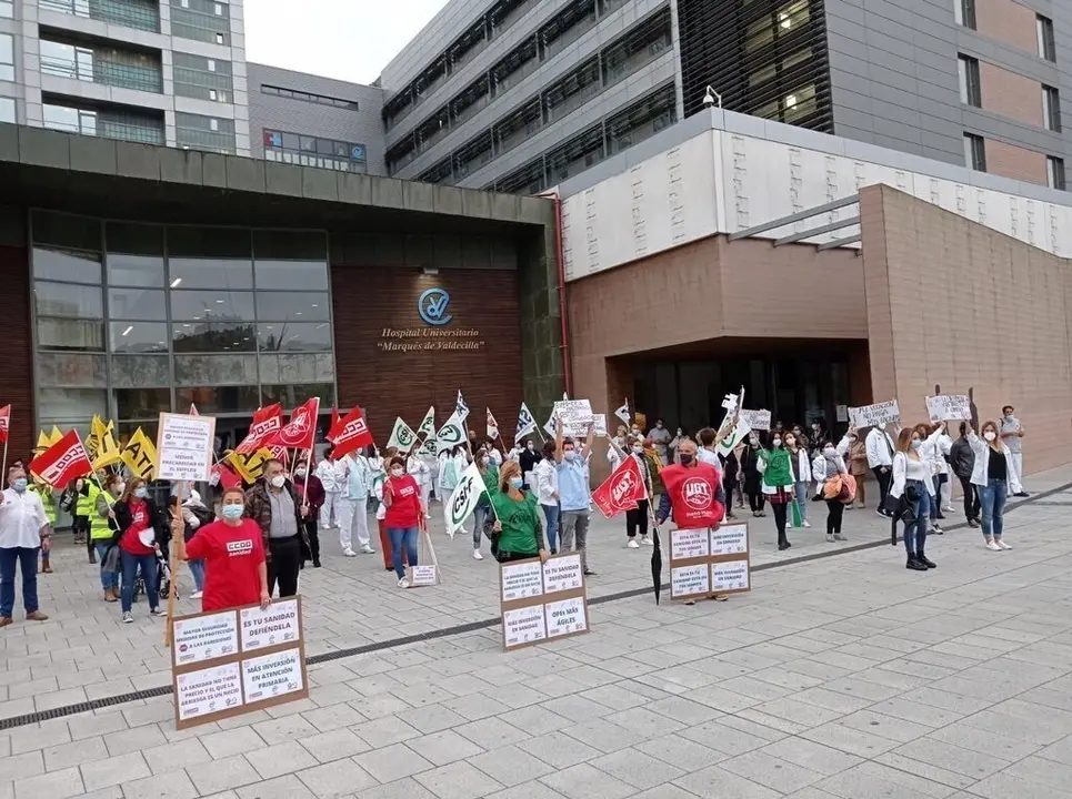 Concentraci&oacute;n convocada por los sindicatos frente al Hospital Valdecilla