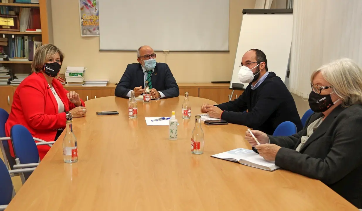 El consejero de Sanidad, Miguel Rodr&iacute;guez, con la alcaldesa de Camargo, Esther Bolado, y dos miembros de su equipo