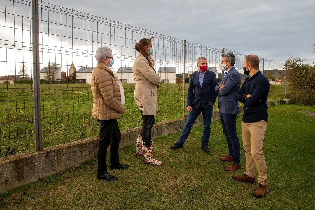 El vicepresidente y el alcalde de Bezana junto a los terrenos donde se ubicar&aacute; el nuevo polideportivo