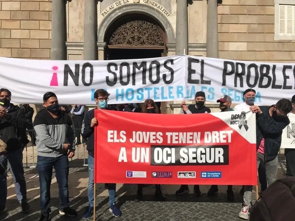 Representantes del sector del ocio nocturno y de la restauraci&oacute;n protestan en la Plaza Sant Jaume de Barcelona