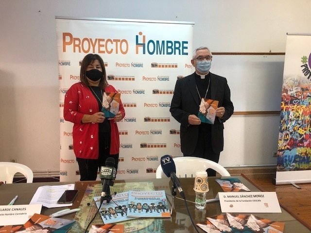 La directora de Proyecto Hombre, Eloísa Velarde, y el obispo de Santander, Manuel Sánchez Monge, presentan la memoria de Proyecto Hombre de 2019