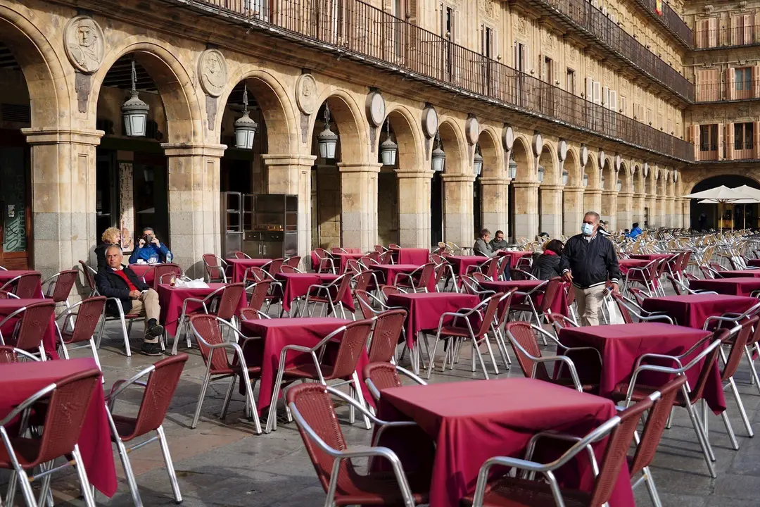 Pocas personas en una terraza de la Plaza Mayor de Salamanca 