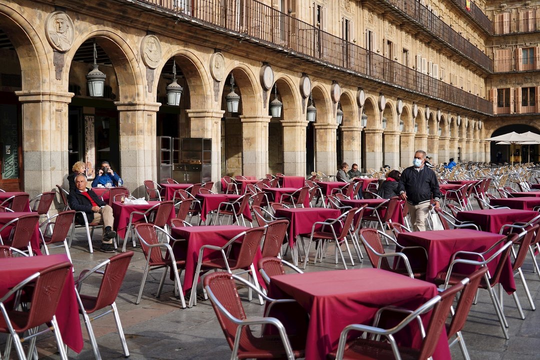 Pocas personas en una terraza de la Plaza Mayor de Salamanca 