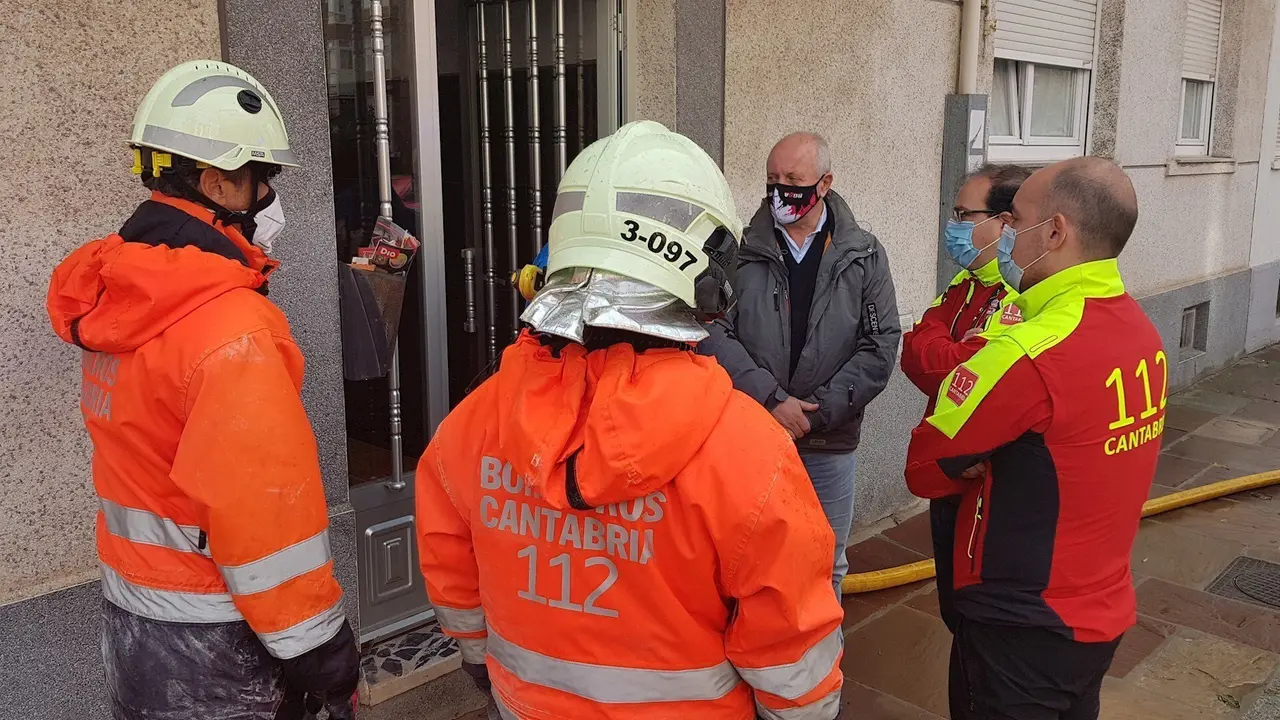 Visita del director del 112 a Reinosa para interesarse por la situaci&oacute;n del r&iacute;o H&iacute;jar