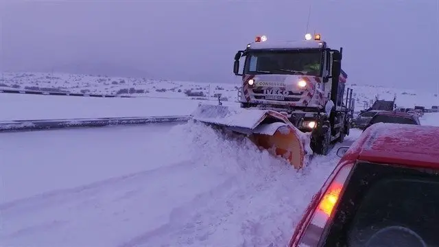 Quitanieves en un temporal en Cantabria (Archivo)