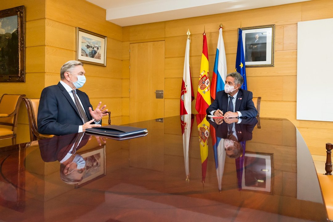 El presidente de Cantabria, Miguel Ángel Revilla, con el embajador de Rusia en España, Yuri Korchagin