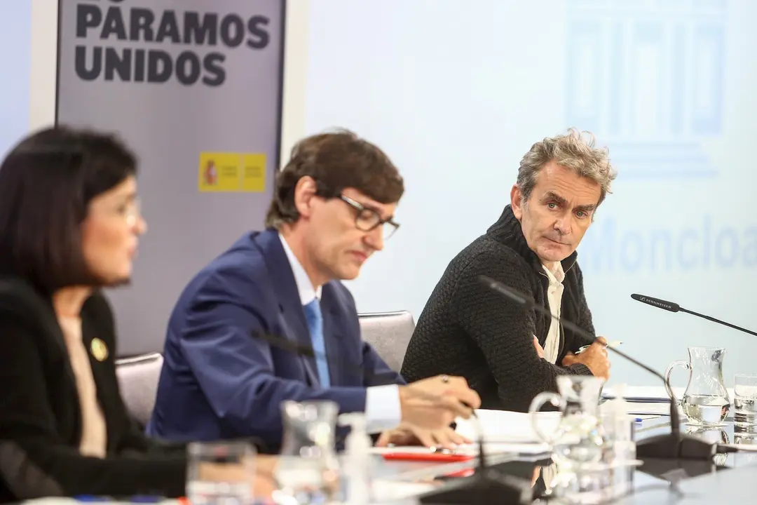 (I-D) La ministra de Pol&iacute;tica Territorial y Funci&oacute;n P&uacute;blica, Carolina Darias; el ministro de Sanidad, Salvador Illa; y el director del Centro de Coordinaci&oacute;n de Alertas y Emergencias Sanitarias (CCAES), Fernando Sim&oacute;n, comparecen en rueda de prensa en Mon