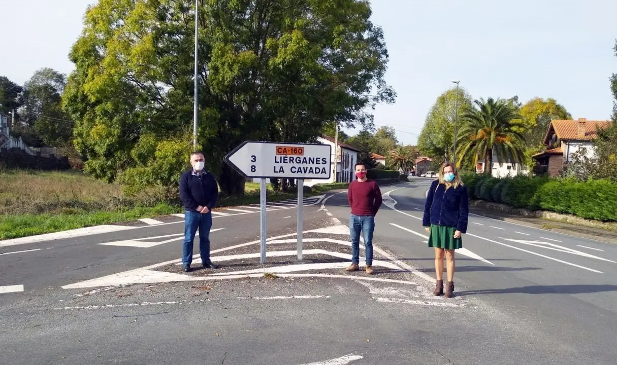 Los concejales y el senador auton&oacute;mico en la zona donde plantean la rotonda de P&aacute;manez