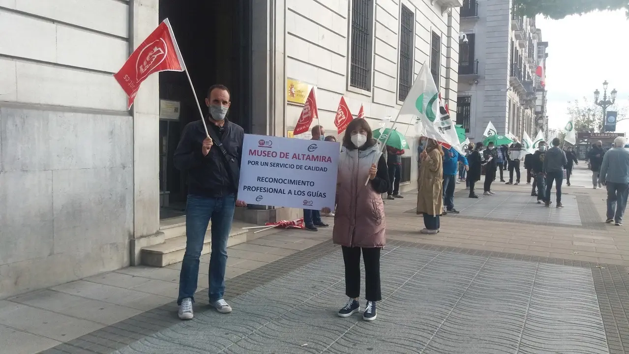 Concentraci&oacute;n gu&iacute;as de Altamira ante Delegaci&oacute;n del Gobierno