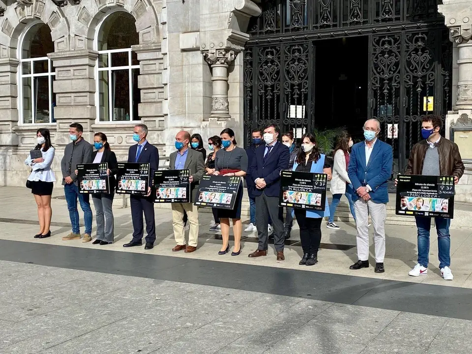 Minuto de silencio por la mujer asesinada en Mallorca