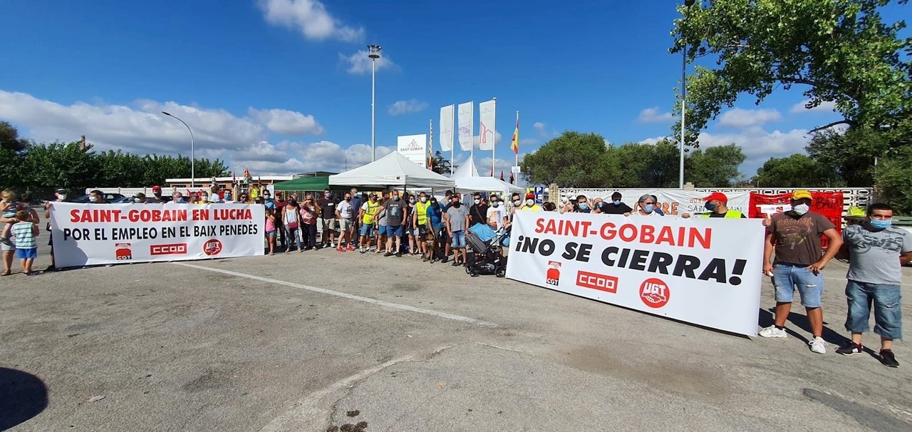 Los trabajadores de la planta Saint-Gobain en Tarragona protestan por el ERE presentado por la empresa