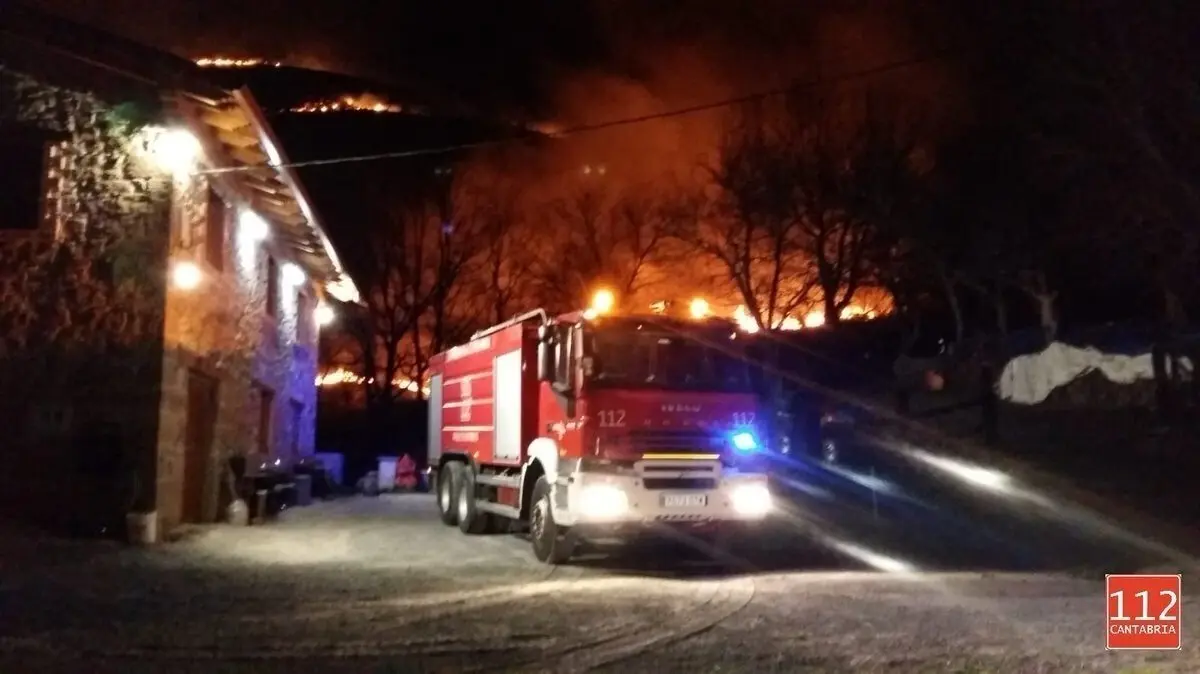 Las llamas cerca de una vivienda en La Alcomba