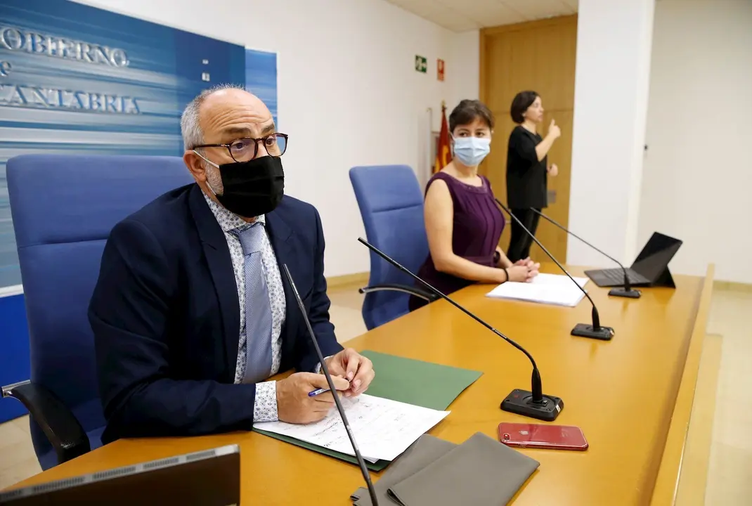 El consejero de Sanidad, Miguel Rodr&iacute;guez, y la directora general de Salud P&uacute;blica, Paloma Navas