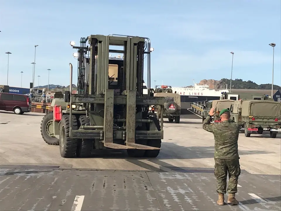 Embarque de material del Ej&eacute;rcito de Tierra en el puerto de Santander para la OTAN en Lituania